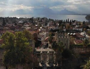 Antalya’nın 1894 yıllık tarihi kapısında egzoz gazı ve diğer etkenlerin sebep olduğu kararmalar giderilecek