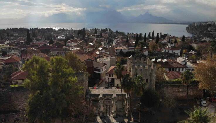Antalya’nın 1894 yıllık tarihi kapısında egzoz gazı ve diğer etkenlerin sebep olduğu kararmalar giderilecek