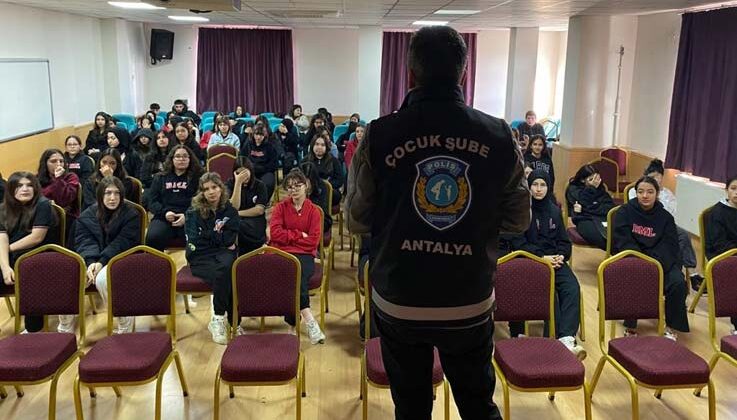 Polisler, ‘Güvenli Okullar’ için öğretmen ve öğrencilere seminer verdi