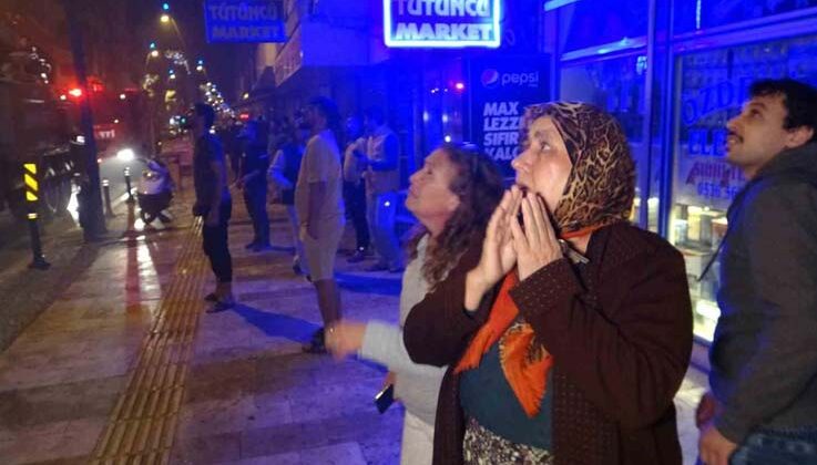 Yaşlı karı kocanın alev alev yanan binada olduğu ihbarı mahalleliyi sokağa döktü