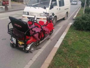 Kamyonetin elektrikli bisiklete çarptığı kazada kimse yaralanmadı