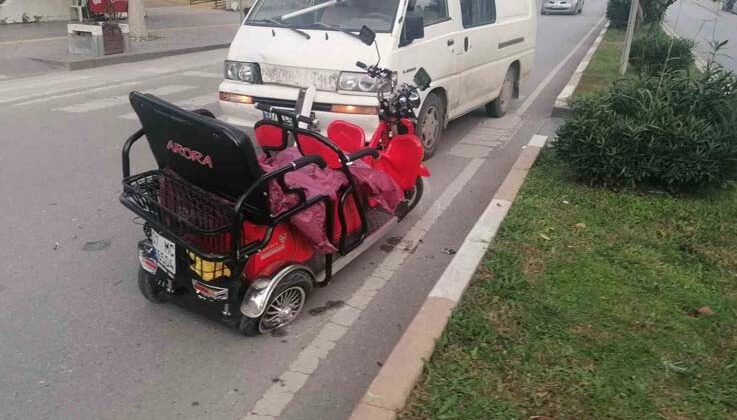 Kamyonetin elektrikli bisiklete çarptığı kazada kimse yaralanmadı