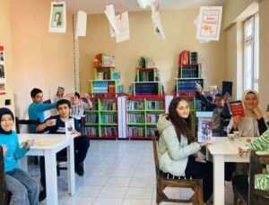 Kahve eşliğinde kitap okuma alışkanlığı kazanıyorlar