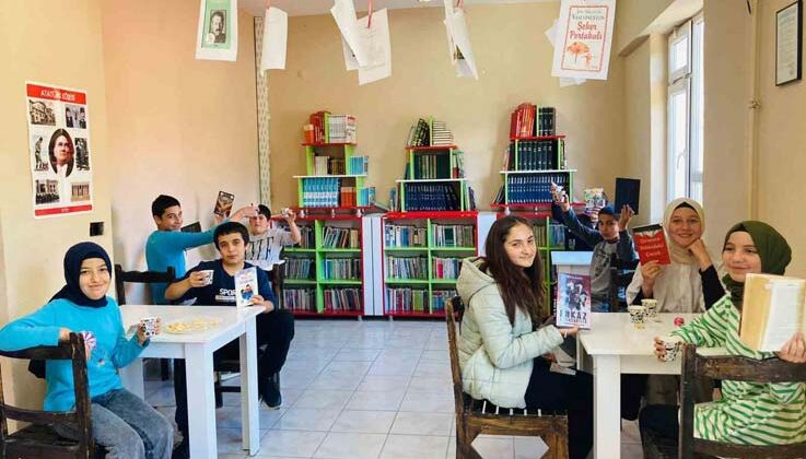 Kahve eşliğinde kitap okuma alışkanlığı kazanıyorlar