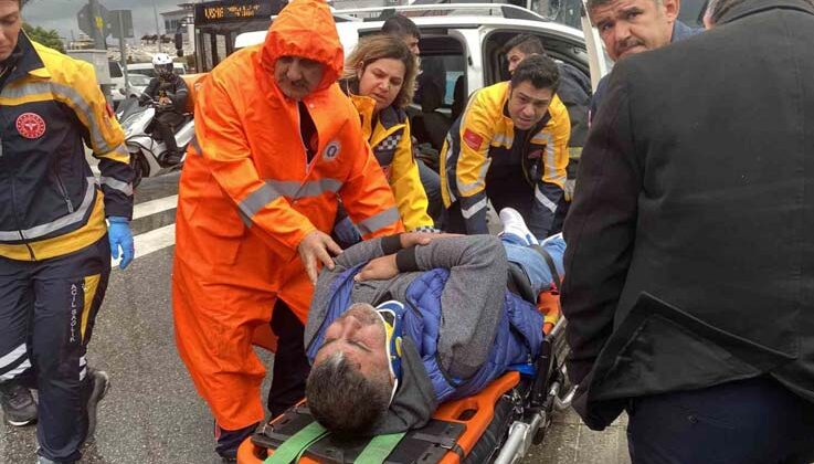 Halk otobüsüyle hafif ticari araç çarpıştı, sıkışan sürücüyü ekipler çıkardı