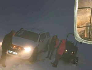 Karda mahsur kalanları Büyükşehir ekipleri kurtardı