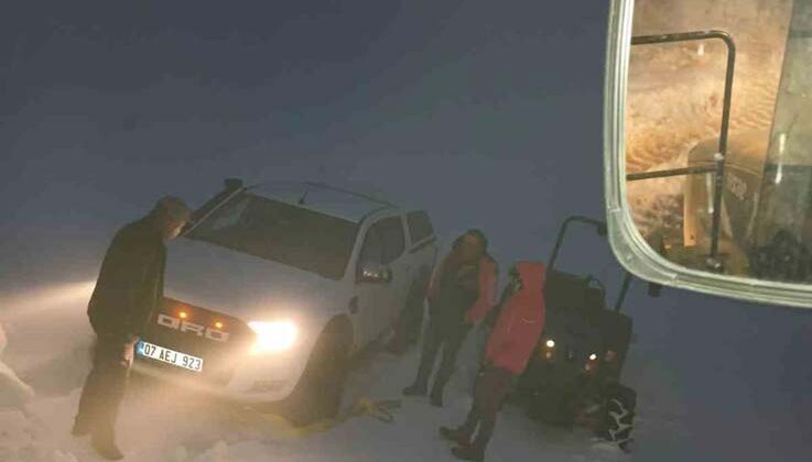 Karda mahsur kalanları Büyükşehir ekipleri kurtardı