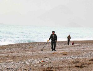 Dünyaca ünlü sahilde, tatilcilerin yerini defineciler aldı