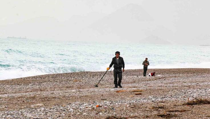 Dünyaca ünlü sahilde, tatilcilerin yerini defineciler aldı