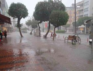 Alanya’da sağanak yağış etkili oldu