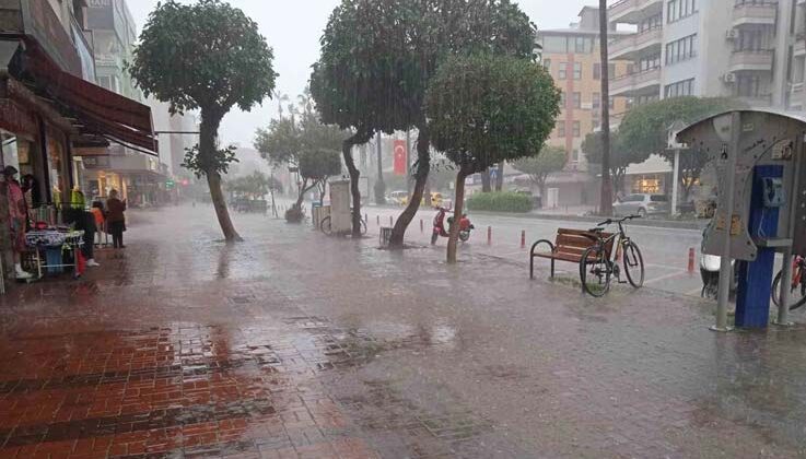 Alanya’da sağanak yağış etkili oldu