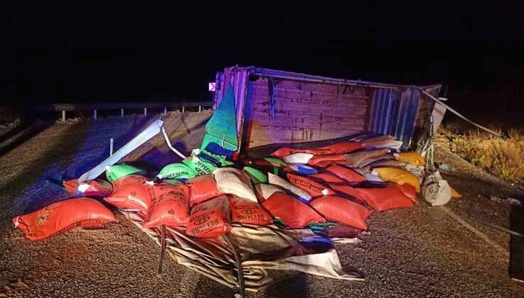 Antalya’da yem yüklü kamyon yan yattı: 1’i ağır 3 yaralı