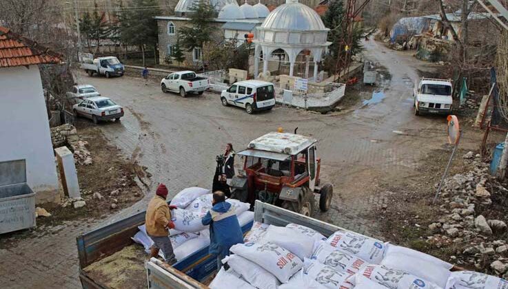 Antalya Büyükşehir’den besicilere, yüzde 15’i hibeli süt yemi desteği başladı