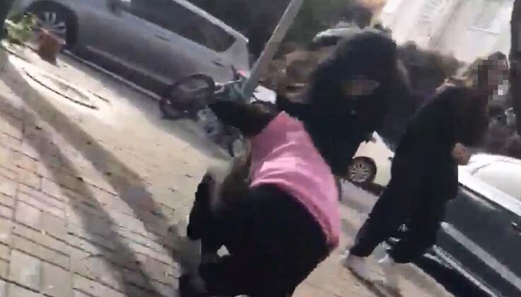 Kız öğrenciler arasında saç saça baş başa kavga