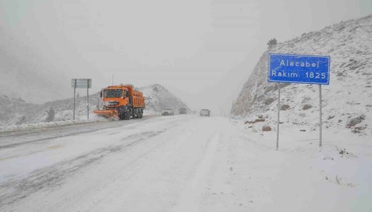 Antalya-Konya kara yolunda kar yağışı başladı