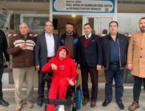 AK Parti akülü tekerlekli sandalye talebinde bulunan engelli gencin isteğini yerine getirdi