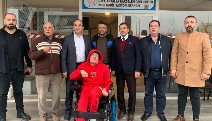 AK Parti akülü tekerlekli sandalye talebinde bulunan engelli gencin isteğini yerine getirdi