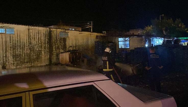Otoparktaki konteynerler alev aldı, yangın büyümeden söndürüldü
