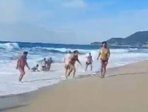Denize giren turistlerin boğulma tehlikesi geçirdiği anlar kamerada