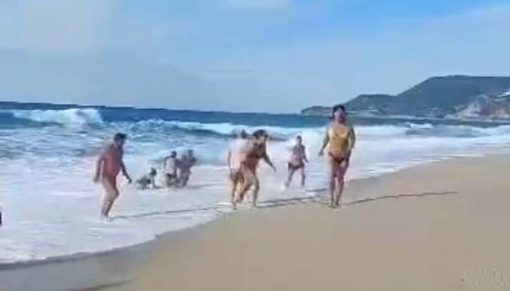 Denize giren turistlerin boğulma tehlikesi geçirdiği anlar kamerada