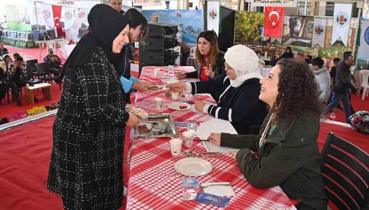 Domates temalı yemek yarışmasında birincilik için hünerlerini sergilediler