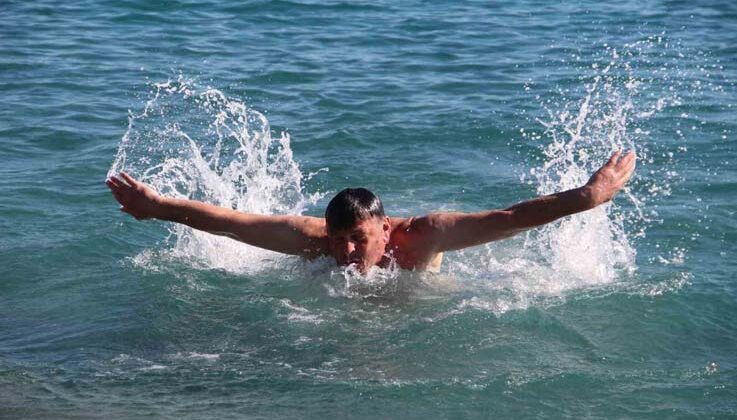 Doğuda kar esareti, Antalya’da 20 derecede deniz keyfi