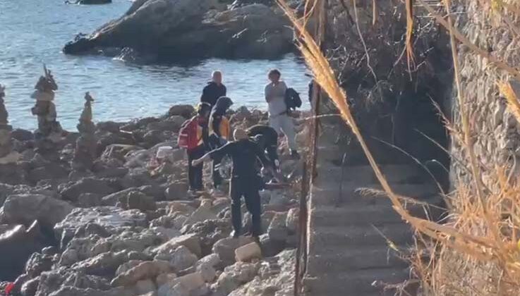Deniz manzarası izlerken kayalıklardan düştü