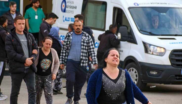 17 bıçak darbesi ile öldürülen 3 çocuk annesi kadının cenazesi gözyaşları arasında alındı