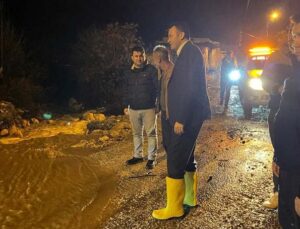 Kaş Belediyesi ekipleri etkili olan yağış sonrası sahaya indi