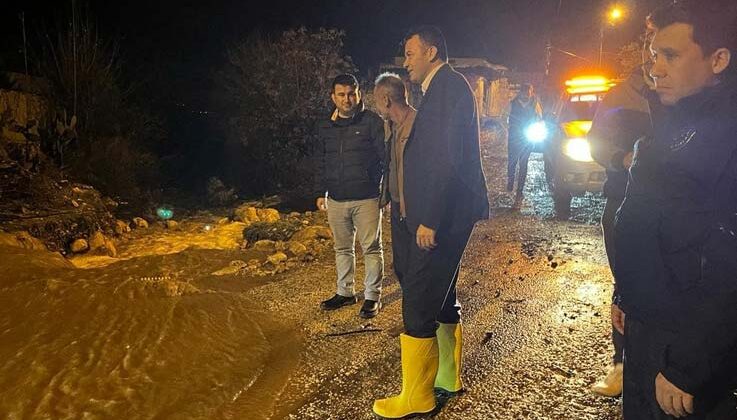 Kaş Belediyesi ekipleri etkili olan yağış sonrası sahaya indi