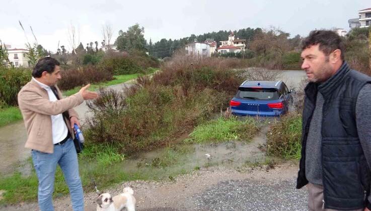 Havlayan köpeği dikkatini dağıtınca şarampole uçarak suya daldı