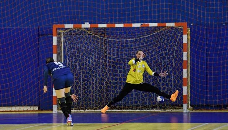 Mavi kelebekler zirveye demir attı