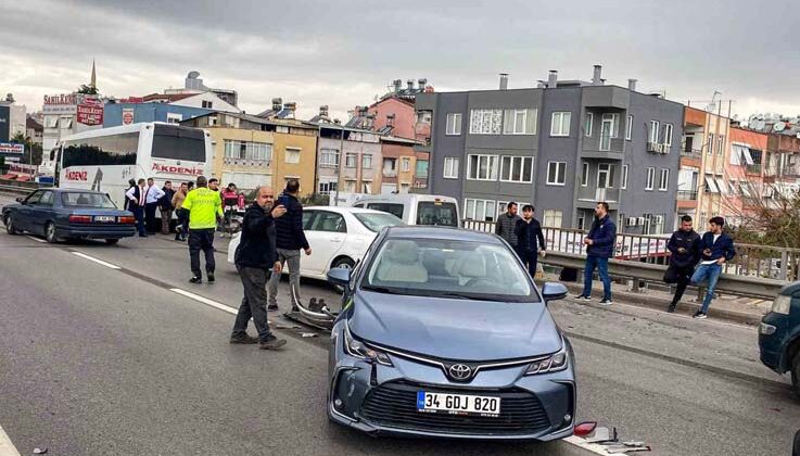 Antalya’da şehirlerarası otobüsün de karıştığı kaza ucuz atlatıldı