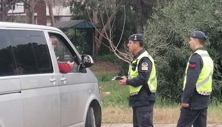 Jandarma alkometreyi üfletmek için yarım saat dil döktü, üfleyince cezayı yedi