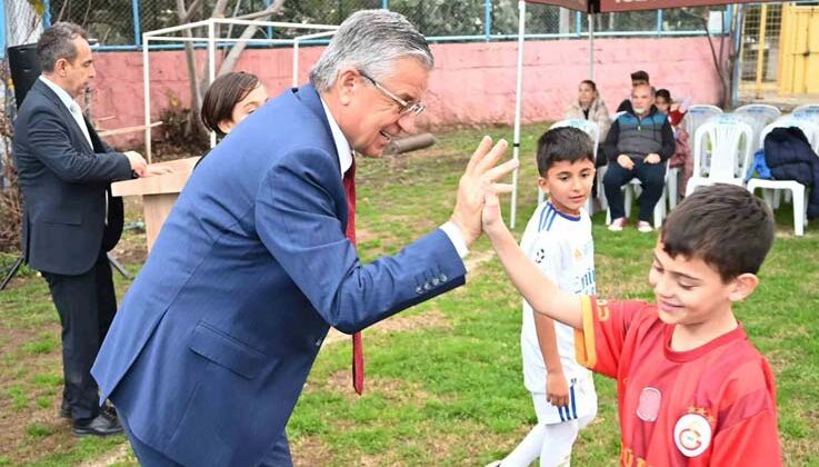 Kemer Belediyesi Futbol Okulu’nda formalar dağıtıldı