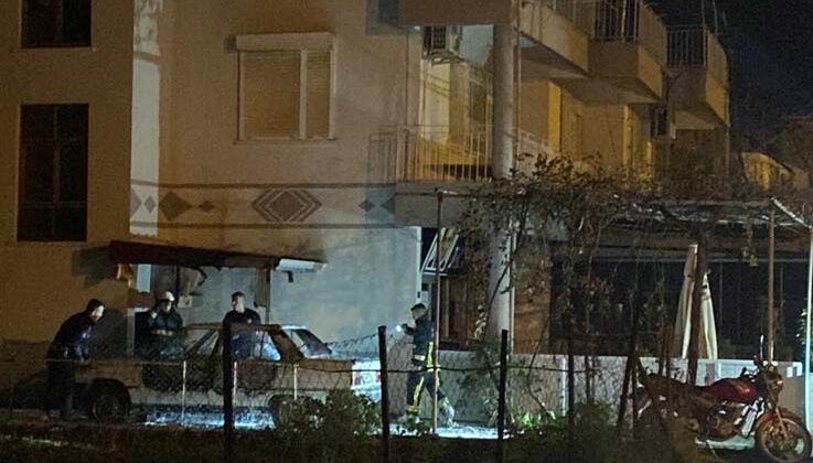 Evin önünde park halindeki otomobil alev alev yandı