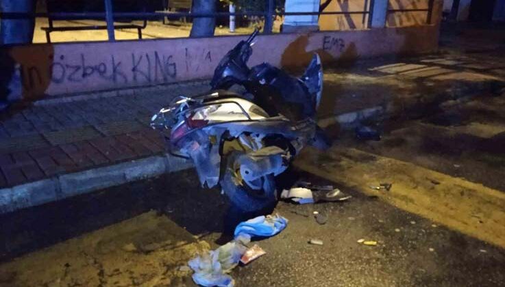 Park halindeki motosiklet satırla parçalandı
