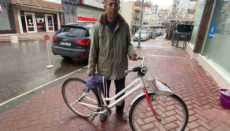 Gündüzleri bisikletle gazete dağıtıyor, akşamları mitingle seçime hazırlanıyor