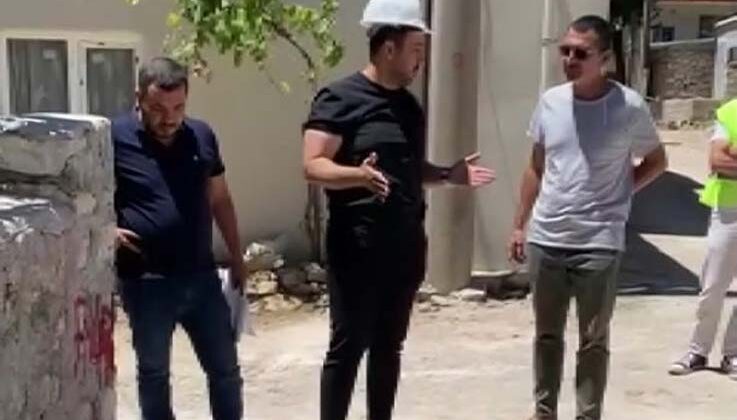 Antalya’da tarihi eserlerin çevresinde görsel kirlilik oluşturan panolar kaldırılıyor