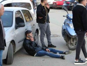 Kaza yapan motosiklet sürücüsü yattığı yerde ambulansı sigara içerek bekledi
