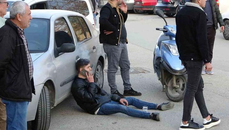 Kaza yapan motosiklet sürücüsü yattığı yerde ambulansı sigara içerek bekledi