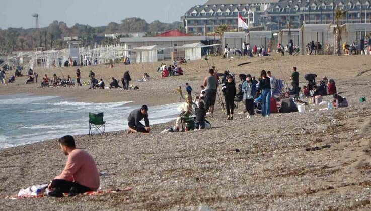 Sıcak havayı fırsat bilen vatandaşlar sahile akın etti