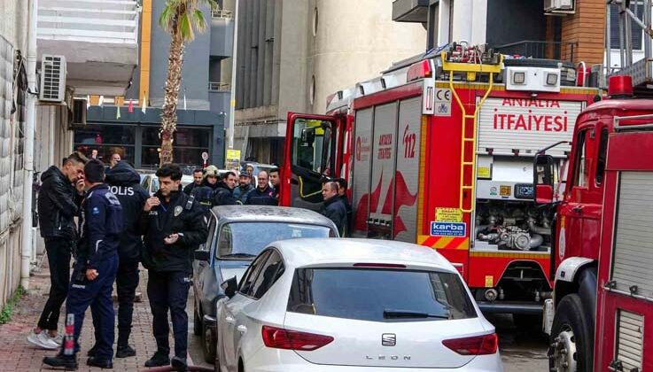 Yatak odasının küle döndüğü yangında canlarını zor kurtardılar