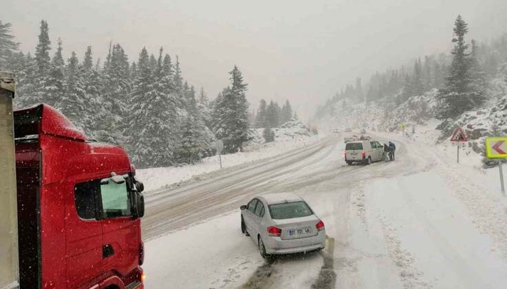 Antalya-Konya kara yolunda kar yağışı devam ediyor