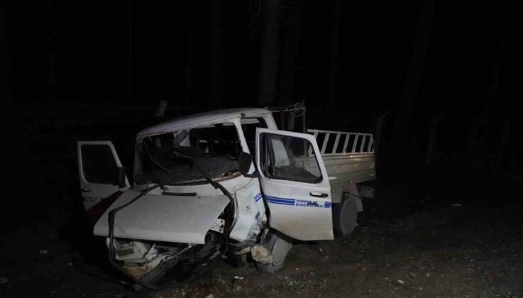 Antalya’da otomobil ile kamyonet kafa kafaya çarpıştı: 1 ölü, 2 yaralı