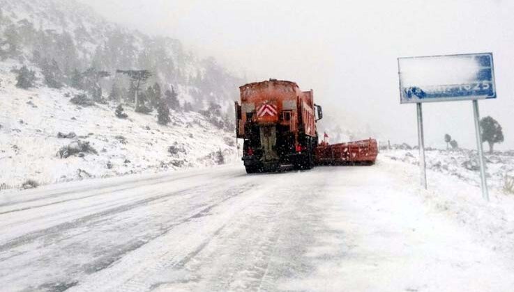 Antalya-Konya Karayolu kar sebebiyle bekletilen tırların geçişine açıldı