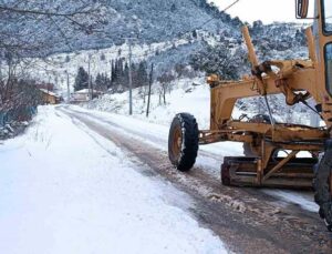 Kemer Belediyesi, kar yağışı nedeniyle kapanan yayla yollarını temizledi