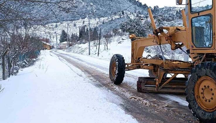 Kemer Belediyesi, kar yağışı nedeniyle kapanan yayla yollarını temizledi