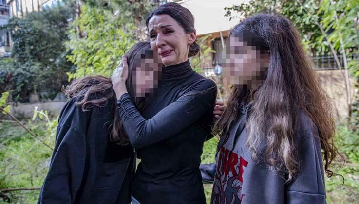 40 dakikada ikiz kızlarıyla tahliye edildiği ve 12 yılını geçirdiği eve bakarken gözyaşlarını tutamadı