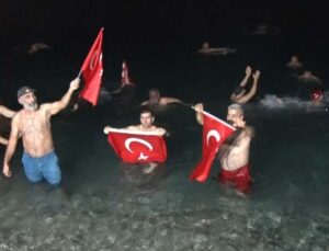 Antalya’da 2024’ü denize girerek karşıladılar